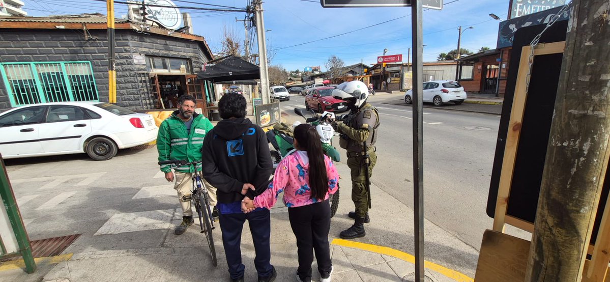 ZonaCarabValpo's tweet photo. 📍 #Concon | Carabineros de la 4ta. Comisaria por medio de sus servicios focalizados aumentan su presencia y prevención en los sectores costeros de la Comuna, realizando controles preventivos personas y conductores, entregando además recomendaciones para prevenir delitos.🤝🚓
#LaPrevenciónEsNuestraEsencia #CarabinerosDeTodos