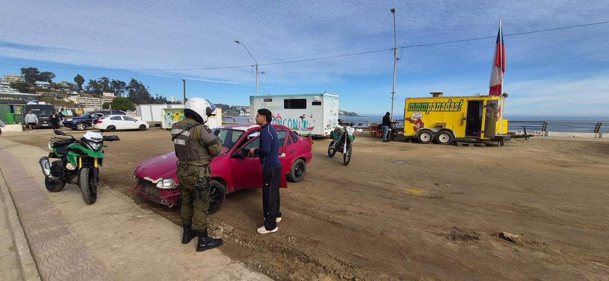 ZonaCarabValpo's tweet photo. 📍 #Concon | Carabineros de la 4ta. Comisaria por medio de sus servicios focalizados aumentan su presencia y prevención en los sectores costeros de la Comuna, realizando controles preventivos personas y conductores, entregando además recomendaciones para prevenir delitos.🤝🚓
#LaPrevenciónEsNuestraEsencia #CarabinerosDeTodos
