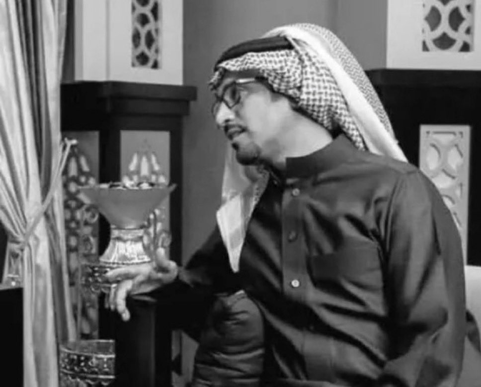 Al_ruwqi_511's tweet photo. سلام الله على ظلم الفراق وقسّوة الأيام  
عسى ربي يسهّل لك طريقك وتحيا وتدوم  

رح ووجهك بياضه من بياض الصبح ما ينلام  
وأنا من مدّة إيدين البخت يرضيني المقسوم  

وش بيدي وقف حظ الفقير وماتت الأحلام  
إذا حبّك من أول يوم وفراقك من أول يوم  

رقبتي قفلتين وسيف هجرانك مسيرة عام  
جلدني وأنكرتي ملحة العشرة وربعي قوم  

يهونها لو أن الحظ يسّلك مسلك الأقدام  
ما كان أوصل حدود الأرض وأعوّد وأنا محروم  

تصافق لك معاليق الضماير يا بعد من قام  
وخلّاني خصيم لوسعة الصدر ولذيذ النوم  

أداري عبرةٍ ضامَت عيوني والعيون تضام  
وأكبّر هقوتي لا كبرت الشرهة وكبر اللوم  

يا ويلي من مناديب الظنون وطرقة الأوهام  
تساويني معك في خانة المحمود والمذموم  

تشوف أنك على حد اليمن وتشوفني في الشام  
وأشوف أننا على وجه الحياة اثنين توم وتوم  

تذكّر وأنت عنّي بعد الأبوة عن الأيتام  
رهين الغربة اللي من دياره ما تجيه علوم  

بعد ما دار عام من المفارق يا غرام العام  
وروحي ما بقى إلا زفرتين وتبلغ الحلقوم  

لا ترخّص قيمتي لا من تذكّرتك وأنا قدام  
وجيهٍ تذكر الظالم ولا تدري عن المظلوم  

ما بعتك بالسحايب والبروق السمر والأنسام  
وساموني بتلويحة وداع وبعت بأول سوم  

سئمت العيش (نون وصاد) واللذات (سين ولام)  
بنادم، والبنادم حيلته ما توجد المعدوم  

ما دام الصحف جفّت وأنت رحت ورفعت الأقلام  
على حبٍ من أول يوم وفراقٍ من اوّل يوم

- مدغم ابو شيبه