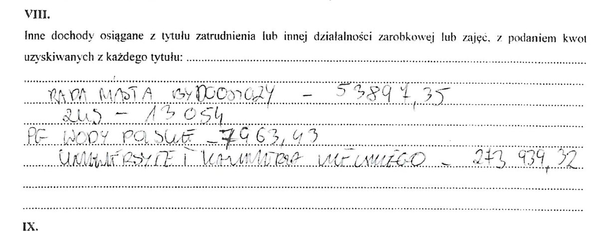LeskiPiotr's tweet photo. Czytam na X, że naukowcy zapowiadają strajk generalny na 1.X.2026. Mówią, że zarabiają za mało. Z ciekawości zerknąłem na oświadczenia majątkowe radnych pracujących na uczelniach. Przykładowe zarobki roczne:

- 273 tys. (Uniwersytet Kazimierza Wielkiego)
- 196 tys. (Politechnika Rzeszowska)
- 181 tys. (Uniwersytet Rzeszowski)
- 148 tys. (UWM w Toruniu)

Mało? niemało? - niech każdy sam oceni.