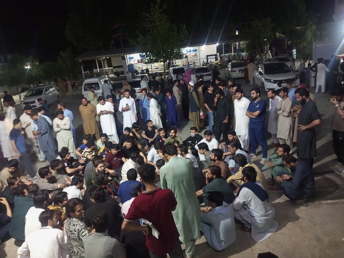 DrRafi_'s tweet photo. Breaking:

At Ayub Teaching Hospital, Abbottabad, around 20–25 attendants reportedly attacked on-duty House Officers and TMOs.

This is not anger.

This is violence.

A hospital without doctor safety is not a hospital. It is a danger zone.

Immediate arrests, FIR, and permanent security measures are needed.
