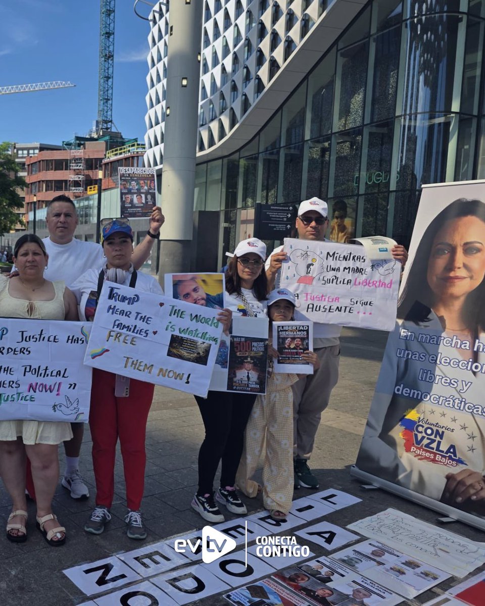 EVTVMiami's tweet photo. 🕊️ Diáspora venezolana exige en Países Bajos libertad para presos políticos

📢 Venezolanos se concentraron este sábado en la Estación Central de Utrecht, en Países Bajos, para exigir la liberación de todos los presos políticos civiles y militares en Venezuela. La actividad fue difundida en X por el politólogo Rafael Santiago y reunió a decenas de personas con pancartas y retratos de detenidos.

🪧 Los asistentes desplegaron una bandera venezolana y exhibieron fotografías de presos políticos y personas desaparecidas, acompañadas de mensajes en español e inglés dirigidos a la comunidad internacional. 

#NoticiasEVTV #PresosPolíticos
