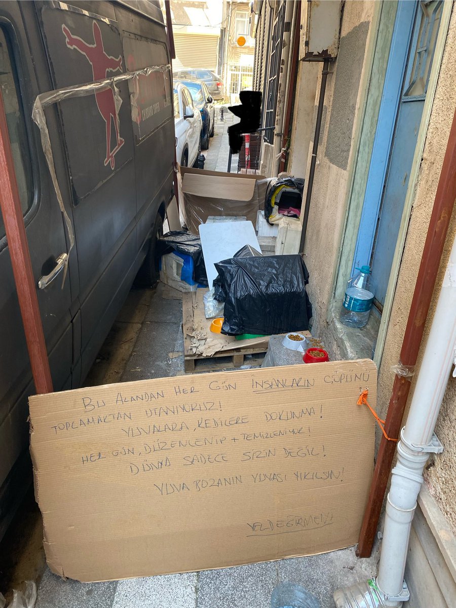 voiceofworldco's tweet photo. Kadıköy’de vatandaşların yoğun olarak kullandığı bir kaldırım hayvansever olduğunu iddia eden kişilerce kapatılarak sokak kedileri için yuva yapıldı.

Vatandaşlar duruma tepki gösterdi. https://t.co/1ukVw1La5C