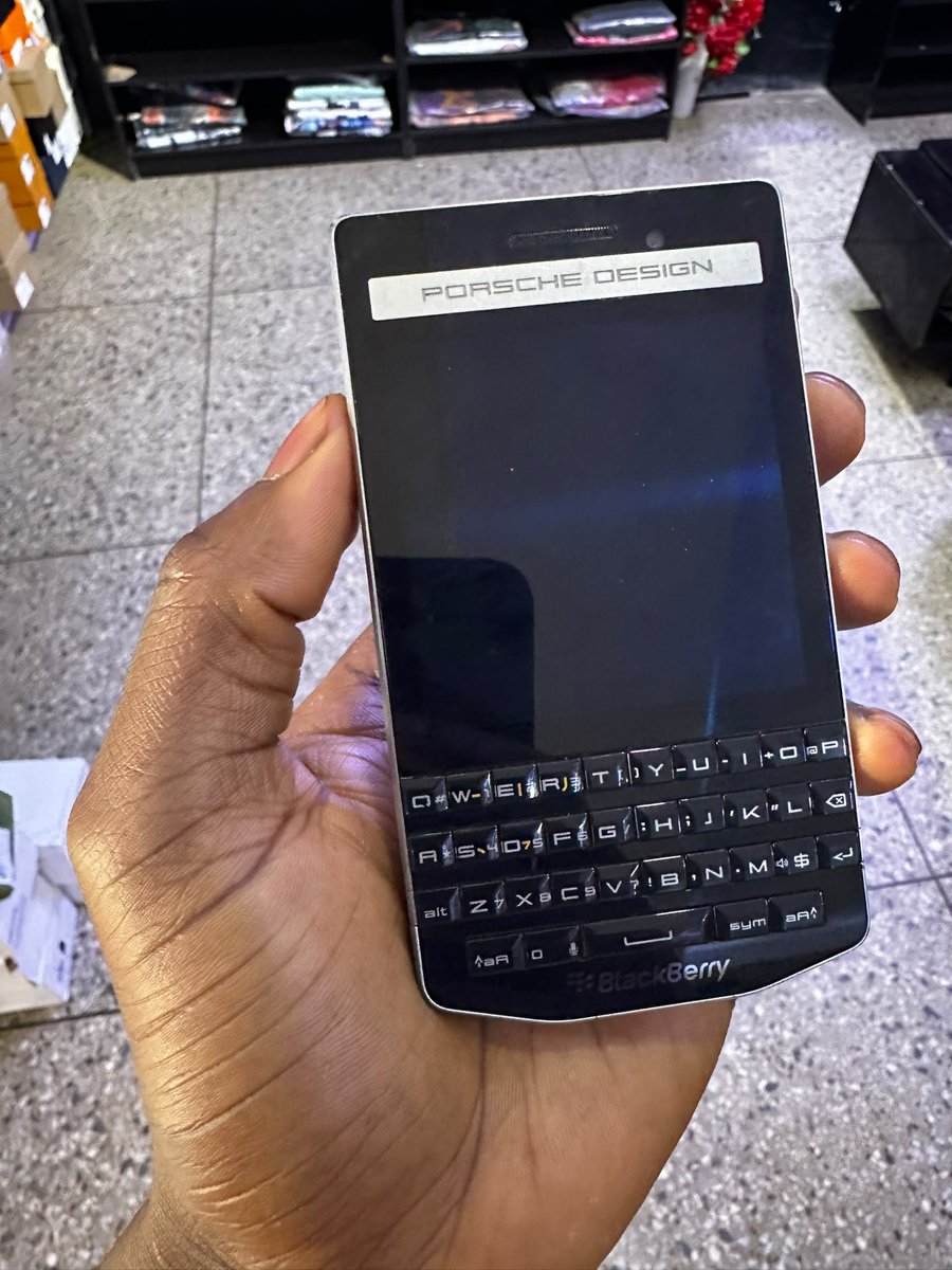 zakareeyerh01's tweet photo. BlackBerry really ate with their phones that year 🔥

Who can guess the name of this series? https://t.co/WLnKDgFO7M