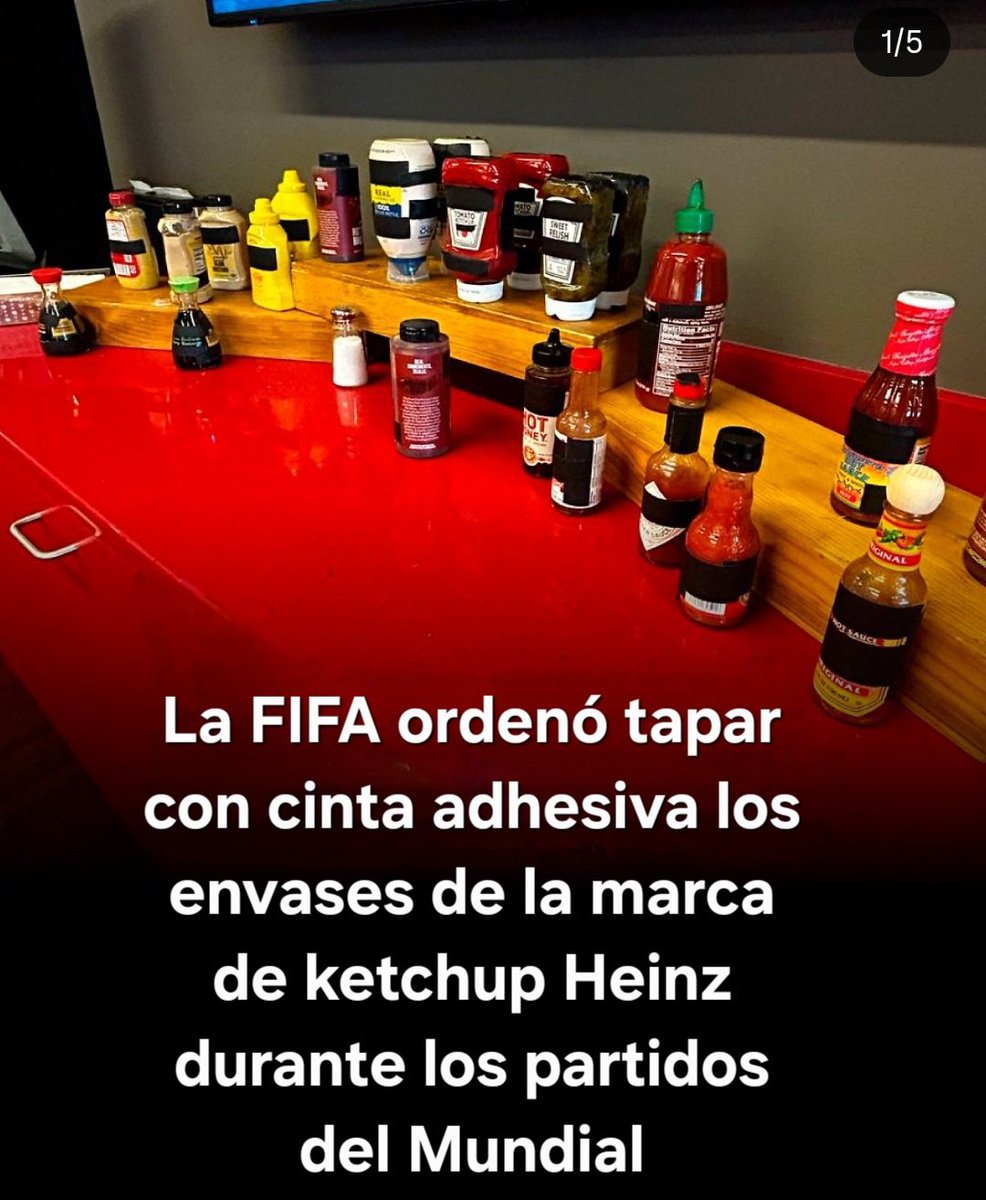 Edgarleo's tweet photo. FIFA ordenó tapar con cinta los envases de la marca Heinz durante los partidos del Mundial. Fotografías tomadas en una sala de prensa donde los envases de Heinz aparecían cubiertos con cinta negra para ocultar su logotipo.
La razón: Heinz no es patrocinador oficial del torneo. https://t.co/Qx3EA3kiZY