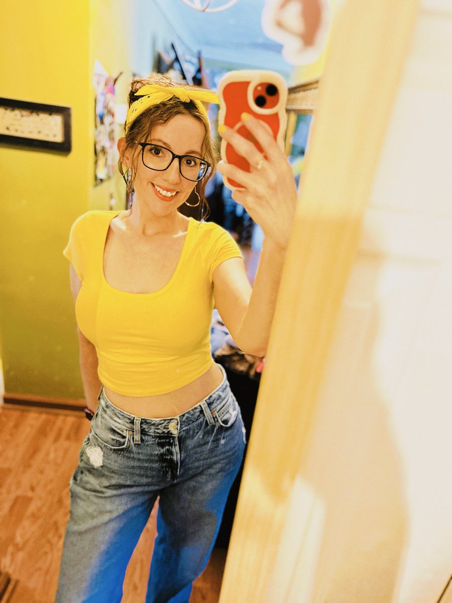 MelCincy's tweet photo. Today is my first time going to see the Savannah Bananas. And I’m wearing more yellow than I ever have (or ever will) in my life 😅 https://t.co/LFxeqKBzoU