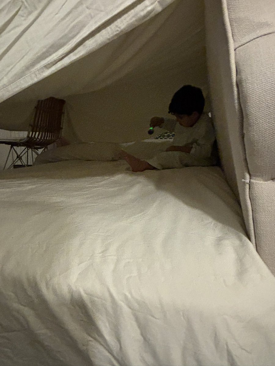 alvaroalegriam's tweet photo. Hay que ser sucnormal nivel universo para decir que los hijos te hacen miserable.

Respeto absoluto a quien no quiera tenerlos, pero que nadie me diga que sería más feliz sin él. 

Hoy dormimos en una cabaña en el salón y no hay otro sitio del mundo en el que quisiera estar. https://t.co/oQYLxboOom