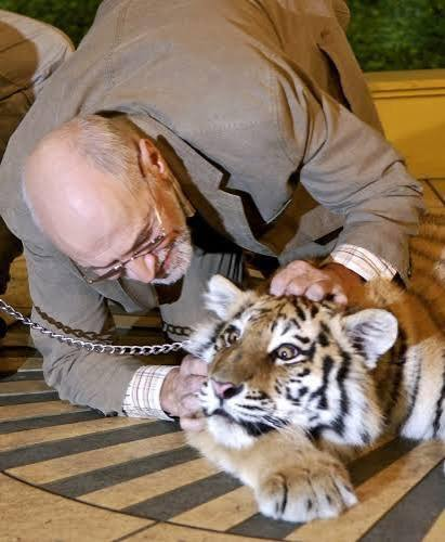 Russia's tweet photo. 🎂 Today, the beloved host of the iconic "In the World of Animals" (1968–2019) TV programme
Nikolay #Drozdov turns 89

With his kind smile, warm voice &amp; boundless love for animals, he taught generations to see beauty of the world

Wishing him good health &amp; many more years ahead💚 https://t.co/8Q9v4qDm1D
