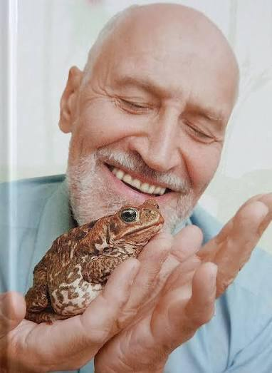 Russia's tweet photo. 🎂 Today, the beloved host of the iconic "In the World of Animals" (1968–2019) TV programme
Nikolay #Drozdov turns 89

With his kind smile, warm voice &amp; boundless love for animals, he taught generations to see beauty of the world

Wishing him good health &amp; many more years ahead💚 https://t.co/8Q9v4qDm1D