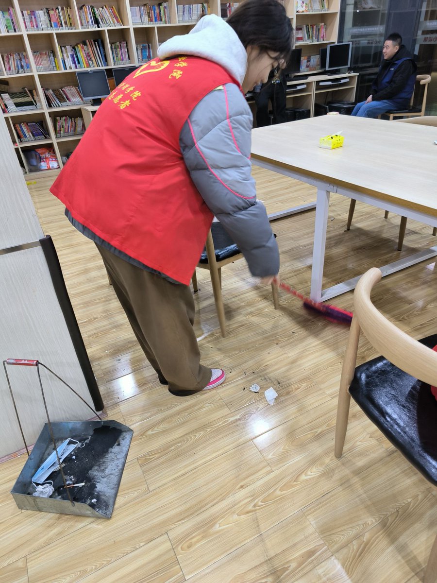 wilson_erin27's tweet photo. Just finished 4hrs sorting u0026 packing winter clothes for homeless families with local community volunteers. Warm hands, warmer hearts https://t.co/6p6fsW4kEJ