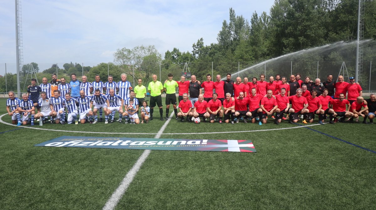 noaua's tweet photo. [IRUDITAN] Usurbil F.T.-k 50 urte! Gizonezko beterano herritarrak Realekoekin lehia bizian, futbol klubaren omenez:
https://t.co/IguhK1O63s 
https://t.co/nzoKhi2qNf https://t.co/q9ZN8cOeUE