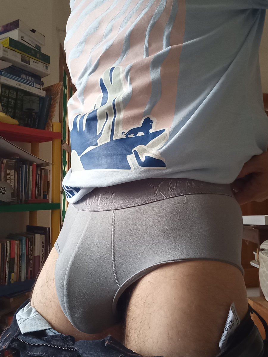 Gala_orDS's tweet photo. #bulgue #underwear #ilovebriefs #graybriefs https://t.co/VLlTCzAMjl