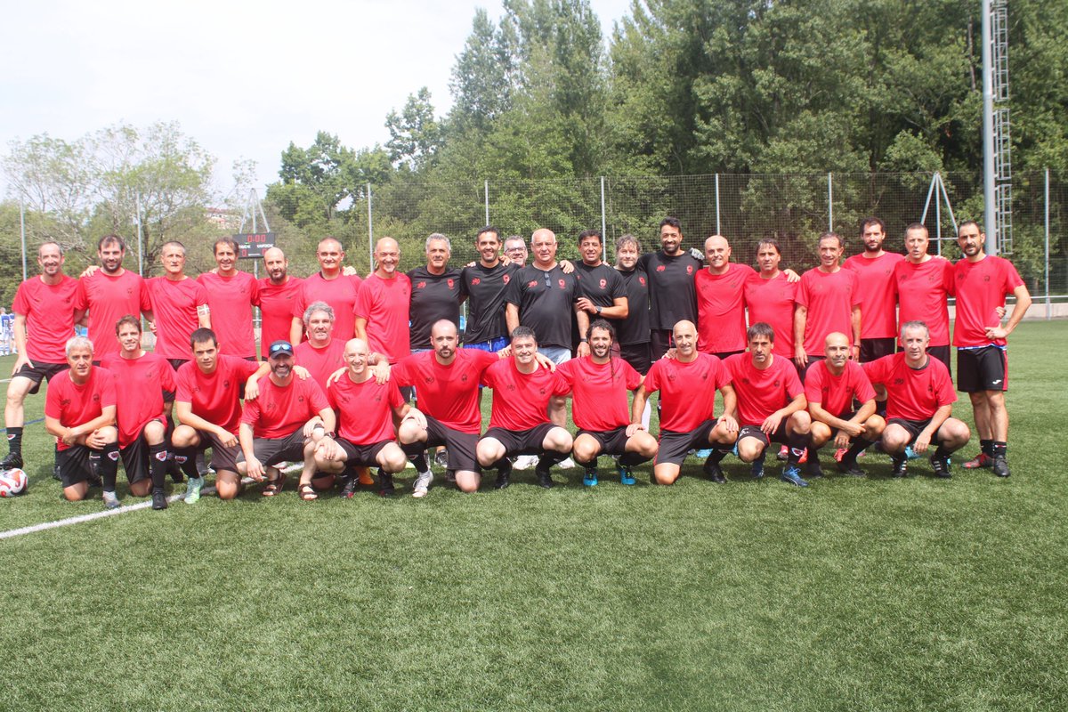 noaua's tweet photo. [IRUDITAN] Usurbil F.T.-k 50 urte! Gizonezko beterano herritarrak Realekoekin lehia bizian, futbol klubaren omenez:
https://t.co/IguhK1O63s 
https://t.co/nzoKhi2qNf https://t.co/q9ZN8cOeUE