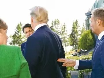 KnKrys's tweet photo. Mówcie co chcecie, tyle krytyk Prezydenta #Trump a on pilnuje interesów USA("nasz" Tusk chroni interesy Niemiec). @FIFAWorldCup w USA a Iran może tam grać z małymi utrudnieniami. Mogłaby uczestniczyć w IO w 1940 Polska? A w 1936 tak Polka reagowała w Berlinie https://t.co/xYqJCZ4YWv