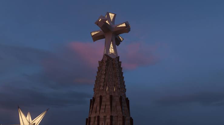 OrlvndoA's tweet photo. Me entero de que dentro de la cruz de la Basílica de la Sagrada Familia en Barcelona, recientemente puesta, hay un hermoso cordero de cristal.

Qué belleza. https://t.co/MRlfPxe7Yh