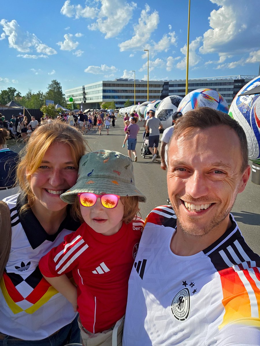 nilskern17's tweet photo. The party with the three stripes! 🤘
#adidas #KernKid #Kernchen #HerzoBase https://t.co/uLmGNrsZXj