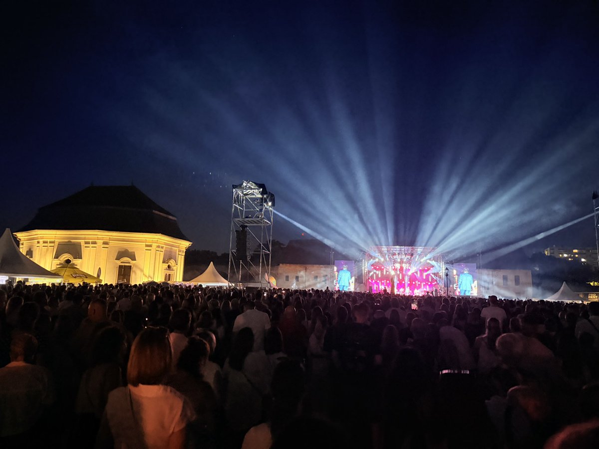 DinkoEror's tweet photo. Cola. Concert. https://t.co/4svrN8F69O