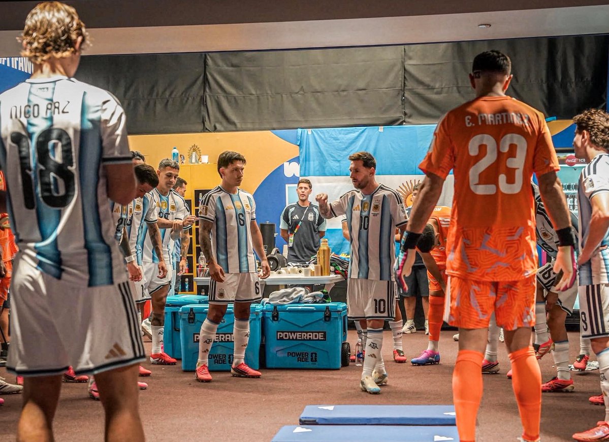 m8ssiofcontext's tweet photo. Imagem do vestiário da Argentina antes do confronto contra a Argélia.

O capitão Messi discursando.

todos os jogadores ficaram com lágrimas nos olhos com as palavras de Messi. https://t.co/sRguVTC8EF