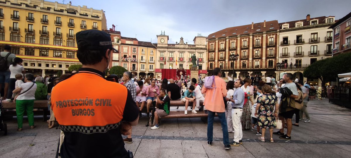 PCivilBurgos's tweet photo. ℹ️⚠️Estamos desplegados en la plaza mayor en la proclamación de las reinas de las fiestas de #sampedro del 2026.
Estamos a disposición ciudadana para todo lo que nos requieran junto a @PoliciadeBurgos y @CruzRojaBurgos https://t.co/cQWOwIZLiI