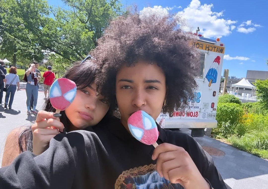 iloveromllis's tweet photo. maggie lindemann and her GIRLFRIEND i’m actually smiling so hard rn https://t.co/eL3np9F4p0