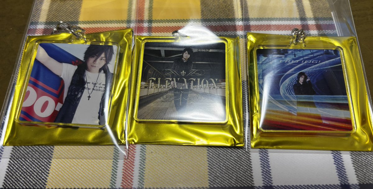2kano03's tweet photo. @chatorangemiaou はじめまして、つかのと申します
上段横ロゴと画像のキーホルダーのうちお好きなものひとつの交換をお願いできませんでしょうか
ハピサマにて直接手渡し希望です
ご検討のほどよろしくお願いいたします https://t.co/Z5rrP1KV5g