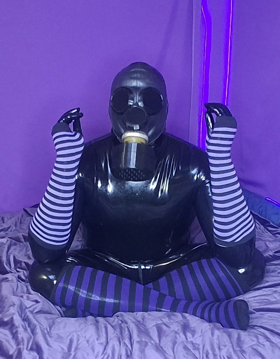Monter_Klet's tweet photo. Sometimes the mask isn't there to hide.

Sometimes it's there to find silence. 🖤💜 https://t.co/XnIZKg7whZ