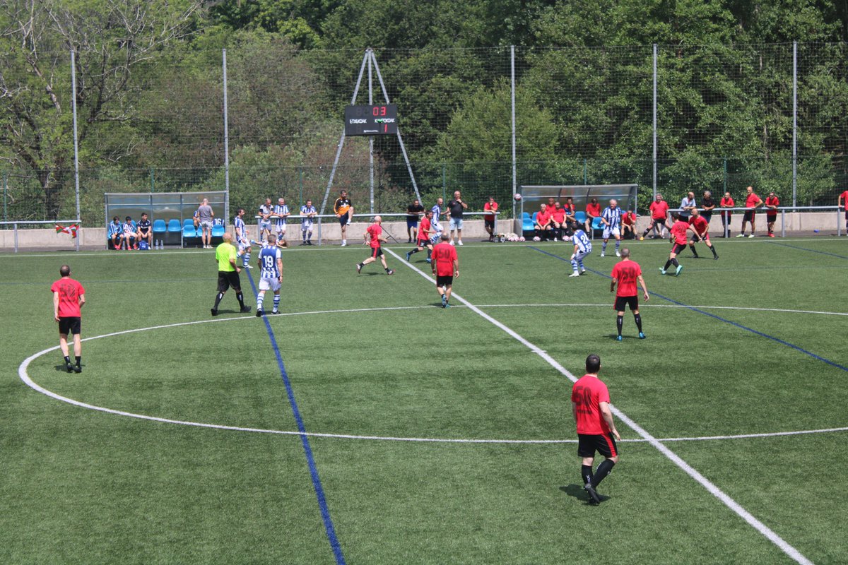 noaua's tweet photo. [IRUDITAN] Usurbil F.T.-k 50 urte! Gizonezko beterano herritarrak Realekoekin lehia bizian, futbol klubaren omenez:
https://t.co/IguhK1O63s 
https://t.co/nzoKhi2qNf https://t.co/q9ZN8cOeUE
