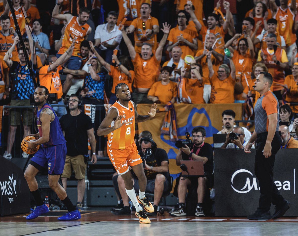 Generaldepie_'s tweet photo. 💪🏀 AQUÍ NO SE RINDE NADIE 1-1 ganado a arrollando de +27 (102-75) Con un partidazo coral, pese al bache del segundo cuarto. Ahora a Barcelona a pensar en el 2-1 el lunes. Equipo indestructible @valenciabasket https://t.co/LNudgcBcmR