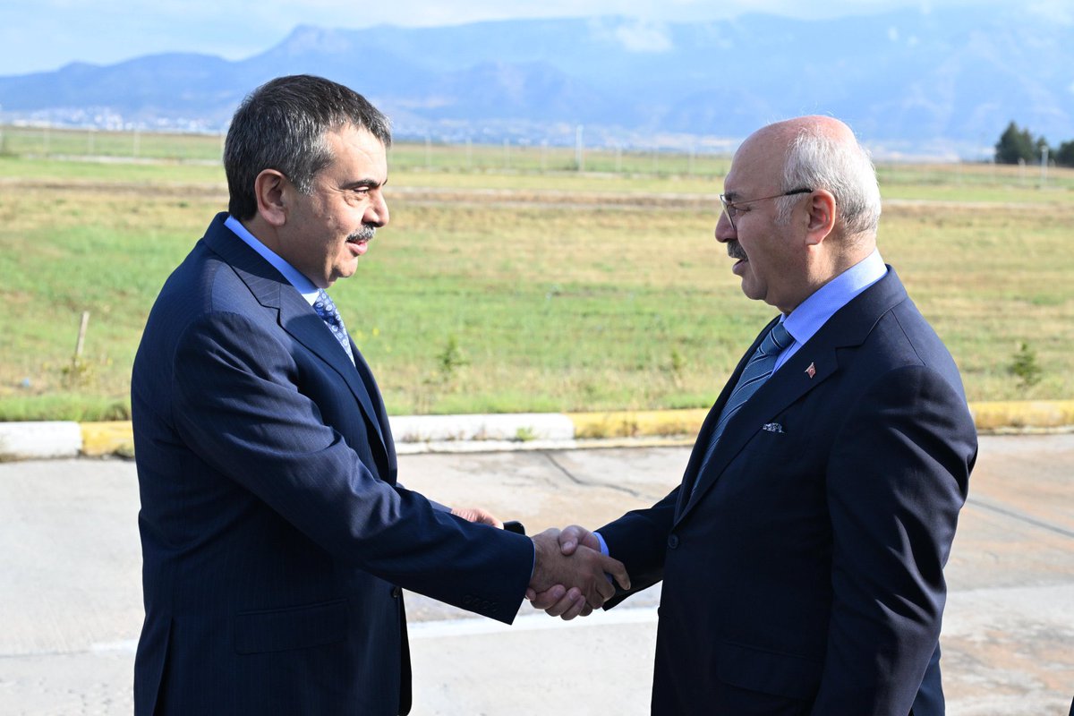 Tavasmem's tweet photo. Bir dizi programa katılmak üzere şehrimize teşrif eden Bakanımız Sayın Yusuf Tekin, Havalimanında; Valimiz Sayın Yavuz Selim Köşger, İl Millî Eğitim Müdürümüz Emre Çalışkan ve geleceğimizin teminatı öğrencilerimiz tarafından samimi bir atmosferde karşılandı. 🌸
@tcmeb 
@Yusuf__Tekin 
@denizlimem 
@emre_caliskan 
@ibrahimcollu