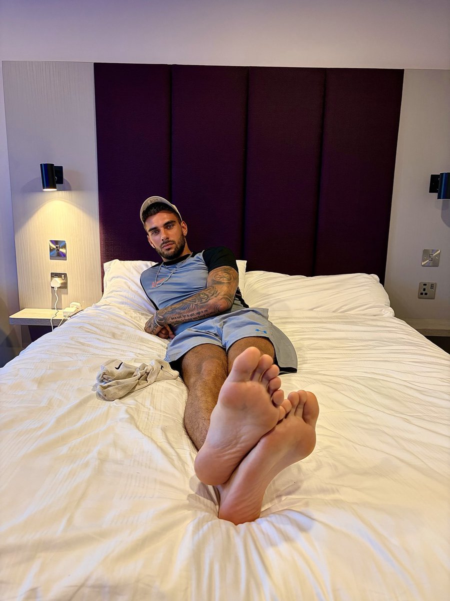 masterjay_23's tweet photo. Just chilling with my big sweaty feet up 👣 https://t.co/i3AGHzG6UE