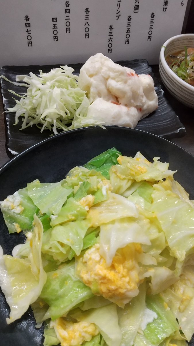 nicolashka_'s tweet photo. まるよし＠赤羽
赤星と煮込みでスタート。開店早々満席になるほどの人気店ですねぇ。キャベ玉、ポテサラ、ガツポン酢…魅力的なメニューが豊富！百万石に行く腹を残せないほど大満足！ https://t.co/Vu6sD4osZa