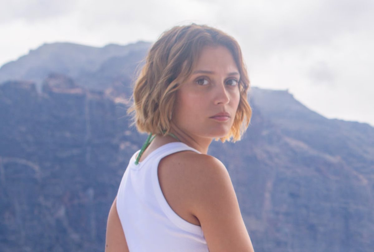 PreviouslySerie's tweet photo. #Oasis #OasisNetflix

🔴NOVEDAD🔴

Ana Garcés descarta en @eltelevisero que #OasisNetflix sea una #TheWhiteLotus española de @NetflixES simplemente por compartir misterio en un hotel:

“Para empezar, creo que una de las diferencias que tiene con #TWL es que durante esta serie sí que se investiga la desaparición. 

Es bastante diferente con respecto a #TheWhiteLotus. Y bueno, creo que es una serie donde tú empiezas enganchándote por el thriller y te terminas enganchado con y por los personajes. Así que creo que eso es un hándicap muy bueno (…)

Aún no segura de si habrá una 2T. A mí me encantaría. Haría una y mil temporadas más porque ha sido un proyecto divertidísimo y ojalá poder hacer muchas más”.