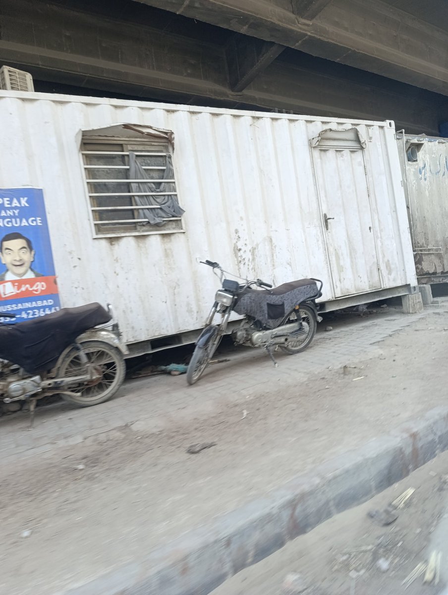 decentsilk's tweet photo. @KmcPakistan @TMCGulberg @murtazawahab1 @teammurtaza 
Please remove these ugly containers from Karimabad  in front of MeenaBazar. There are 3 to 4 containers lying in the middle since many days with no purpose. Please clear it and do some beautification work @KMCAntiEncr https://t.co/dCSvnnb4aS