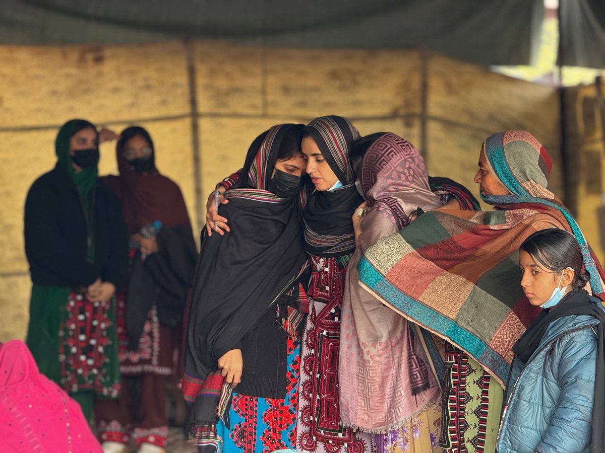 bharam378's tweet photo. ڈاکٹر ماہ رنگ بلوچ—جس نے مظلوموں کی بے بسی کو زبان دی اور قوم کے حقوق کے لیے دیوار بن گئی۔ حق کی اس آواز کو سلاخوں کے پیچھے قید تو کیا جا سکتا ہے، لیکن خاموش نہیں کیا جا سکتا۔"
#StandWithMahrangBaloch #FreeMahrangBaloch
#EndUnfairTrialOfBYCLeaders https://t.co/vBNdrgefep