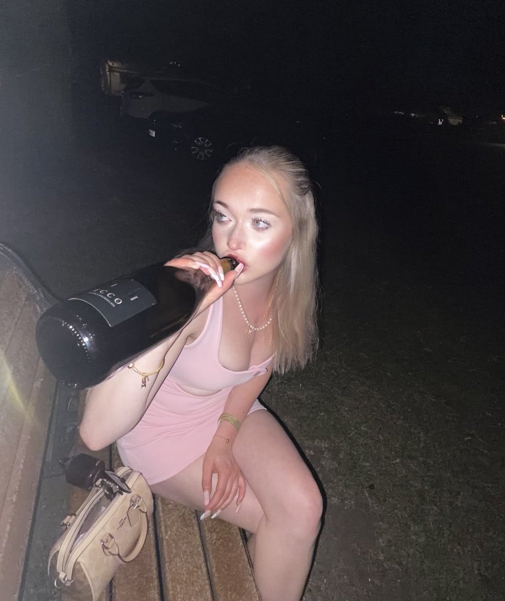 PrincessLilLils's tweet photo. Festival was soooo fun!!! 

Waiting on that £18 prosecco bottle reimbursement!!🥂👸🏼

Hurry tf up loser🙄 https://t.co/cNyoYYOmYM