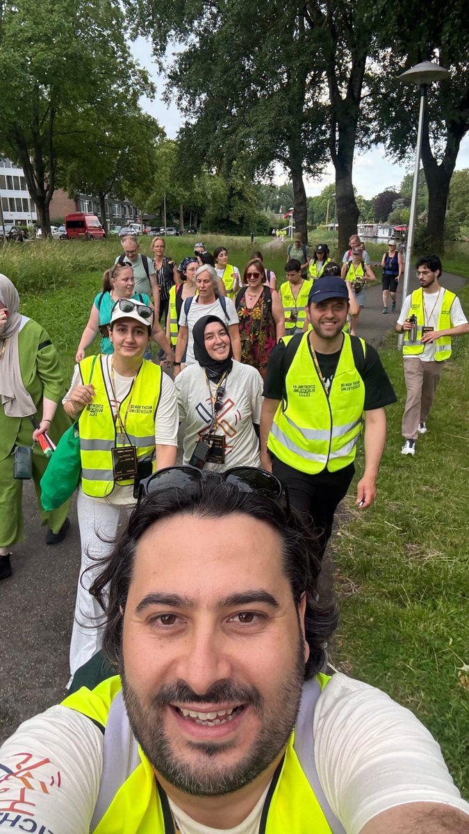 tr724com's tweet photo. Hollanda’da Dünya Mülteciler Günü’nde “Nacht van de Vluchteling” (Mülteci Gecesi) etkinliğinde binlerce kişi katıldı

Gece boyunca umut için yürüdüler, kamplardaki bekleyiş ise sürüyor:

“36 aydır bekliyoruz… Çocuklarımızı sadece telefon ekranından görebiliyoruz”

Basri Doğan | Utrecht, TR724

https://t.co/zMYytzW0Hr