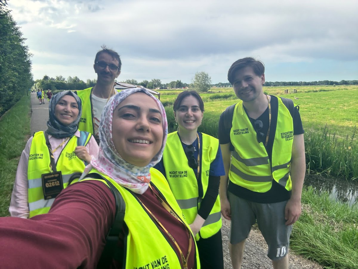 tr724com's tweet photo. Hollanda’da Dünya Mülteciler Günü’nde “Nacht van de Vluchteling” (Mülteci Gecesi) etkinliğinde binlerce kişi katıldı

Gece boyunca umut için yürüdüler, kamplardaki bekleyiş ise sürüyor:

“36 aydır bekliyoruz… Çocuklarımızı sadece telefon ekranından görebiliyoruz”

Basri Doğan | Utrecht, TR724

https://t.co/zMYytzW0Hr