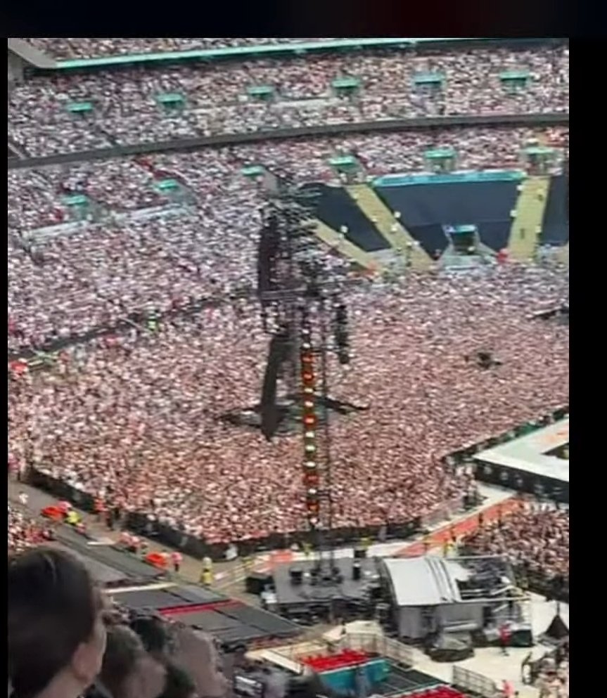 hrryshomee's tweet photo. Well, another sold-out show. You all will rant and cry, and he will be selling out stadiums https://t.co/5kTTcz6bWB