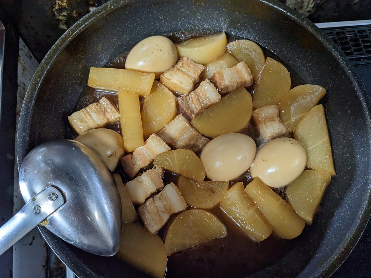 kuma5low's tweet photo. こんな明け方ではありますが、冷凍庫にていつ買ったか忘れたバラ肉、冷蔵庫には弱った大根がいたので角煮にしてみました。
新鮮さには少し欠ける食材ですが、メインは玉子なので特に問題ないと思う。
#趣味は料理 https://t.co/yXytnjD9rU