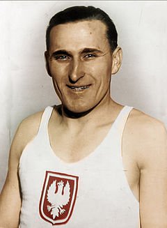 piotr_piet82489's tweet photo. 21.06.1940r. w Palmirach k.Warszawy został rozstrzelany przez Niemców Janusz Kusociński- lekkoatleta, mistrz olimpijski z 1932r w biegu na 10km, medalista ME, żołnierz wojny obronnej, uczestnik działalności konspiracyjnej od początku hitlerowskiej okupacji.

Cześć Jego Pamięci! https://t.co/VMEdp7RD8L