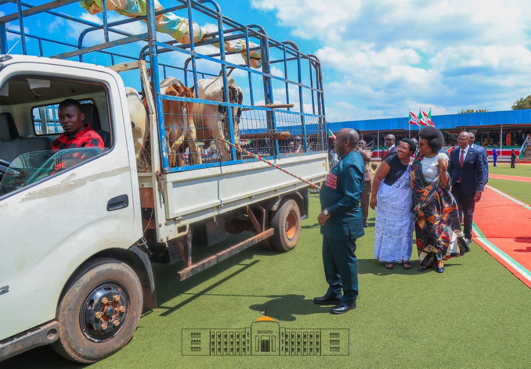 NtareHouse's tweet photo. Au stade Umuco, en marge de la clôture de la prière nationale d’action de grâce, la Province de Buhumuza a exprimé sa reconnaissance au Chef de l’Etat burundais à travers une offrande de vivres issus de ses récoltes.

Accompagné de la Première Dame, Son Excellence @GeneralNeva a reçu ces marques de bénédiction et de gratitude.