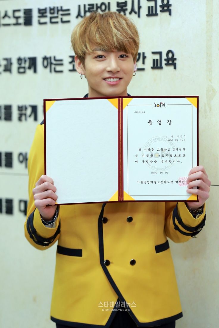 itsvante_era's tweet photo. ilk defa YKS'ye gireceği için heyecan yapmıştı (arabayı namjoon sürüyordu) o yüzden yetişemedik ama yarınki ayt ye erkenden gideceğiz bebeğim yarın için çok heyecanlı taehyungun anlattığı türev sorusunu doğru yapacağına emin buda mezuniyet fotoğrafları oğluşumun (annesiyim) https://t.co/rkk04eapg6