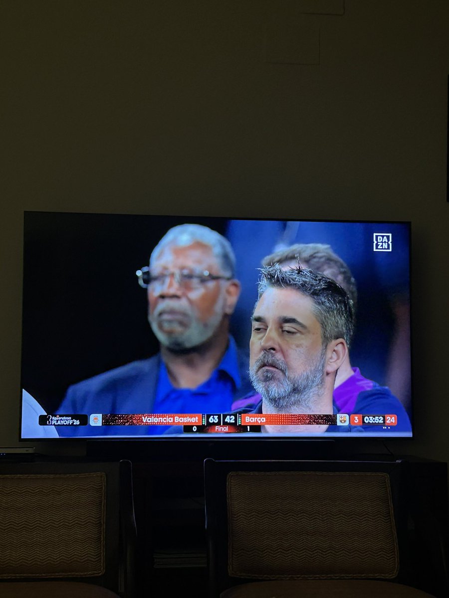 BandaVCF1919's tweet photo. Ya ha acabado el partido del valencia basket y los de @DAZN_ES no se han dado cuenta que han cortado el partido https://t.co/9QrWZFo6Jx