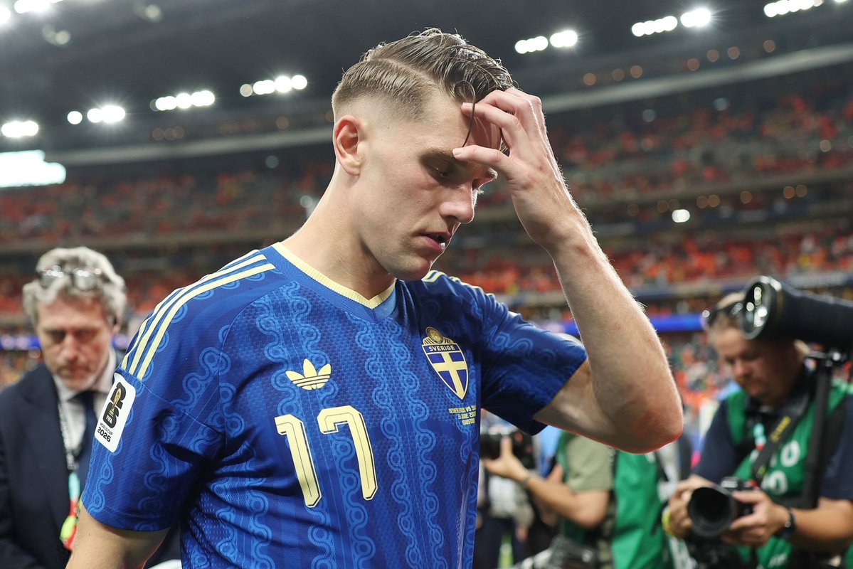 ArsenalRadar's tweet photo. Viktor Gyökeres at full-time as Sweden fall to a 5-1 defeat against the Netherlands. 🇸🇪 #FIFAWorldCup https://t.co/YywcY6tMQ4
