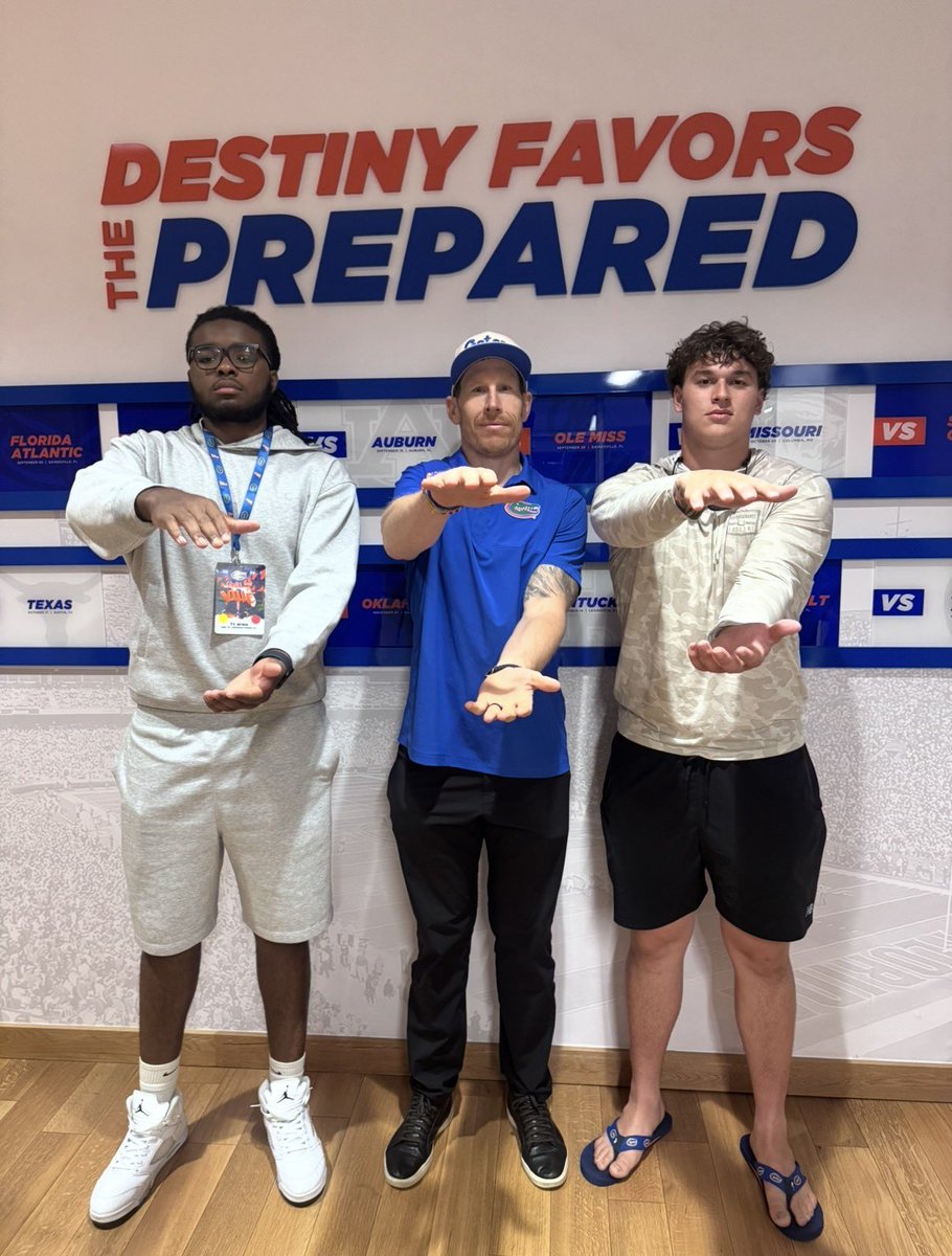 Ty_Winn09's tweet photo. From PA➡️ FL ✈️
2027 #1 OL in Pennsylvania 
2028 #1 OT in Pennsylvania 
@CoachTrautFB @HillerMaxwell @GatorsFB 🐊🐊🐊🔥 #GRILLinTHEVILLE 
@InsideTheGators @GatorsUpdate @Swamp_247 https://t.co/LWqpzdZGh2