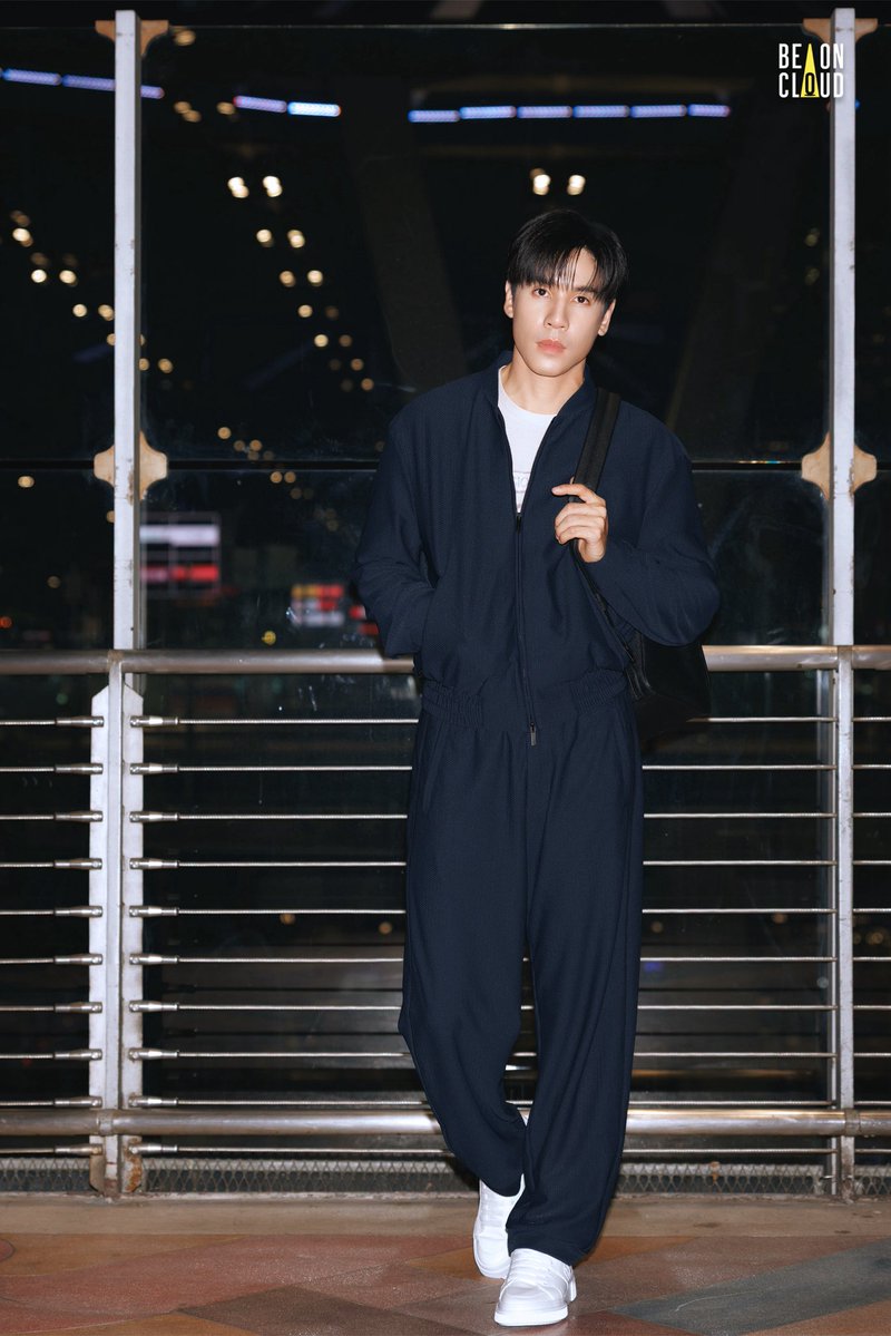 beoncloud_th's tweet photo. Airport Look 📸 ของ เจษ-เจษฎ์พิพัฒ ก่อนออกเดินทางไปร่วมงาน The Giorgio Armani Men's Spring/Summer 2027 ที่เมืองมิลาน ประเทศอิตาลี ✈️✨

#GiorgioArmanixJES
#GiorgioArmani https://t.co/pwPHM05L4G