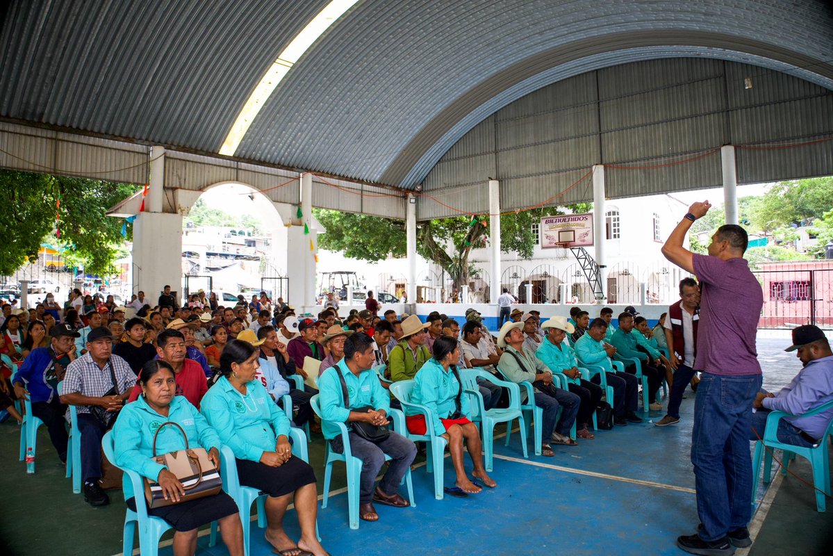 Gil_MG's tweet photo. En Santiago Ixtayutla, con mis paisanas y paisanos, llevamos a cabo la Jornada Municipal en Defensa de la Soberanía Nacional. 🇲🇽

Reafirmamos nuestro compromiso de informar y defender el proyecto de transformación que el pueblo ha construido de la mano de nuestro expresidente, el Lic. @lopezobrador_, y que hoy continúa encabezando nuestra Presidenta, la Dra. @Claudiashein.

Junto a nuestras hermanas y hermanos fortalecemos la organización y la militancia en defensa de la soberanía de nuestra nación. ¡La transformación nos une!

Agradecemos la participación del Presidente Municipal de Santiago Ixtayutla, Abel Ramírez Velasco, del coordinador distrital de Morena, Antonio Gaspar y de referentes de nuestro @PartidoMorenaMx.

@MorenaOaxaca1