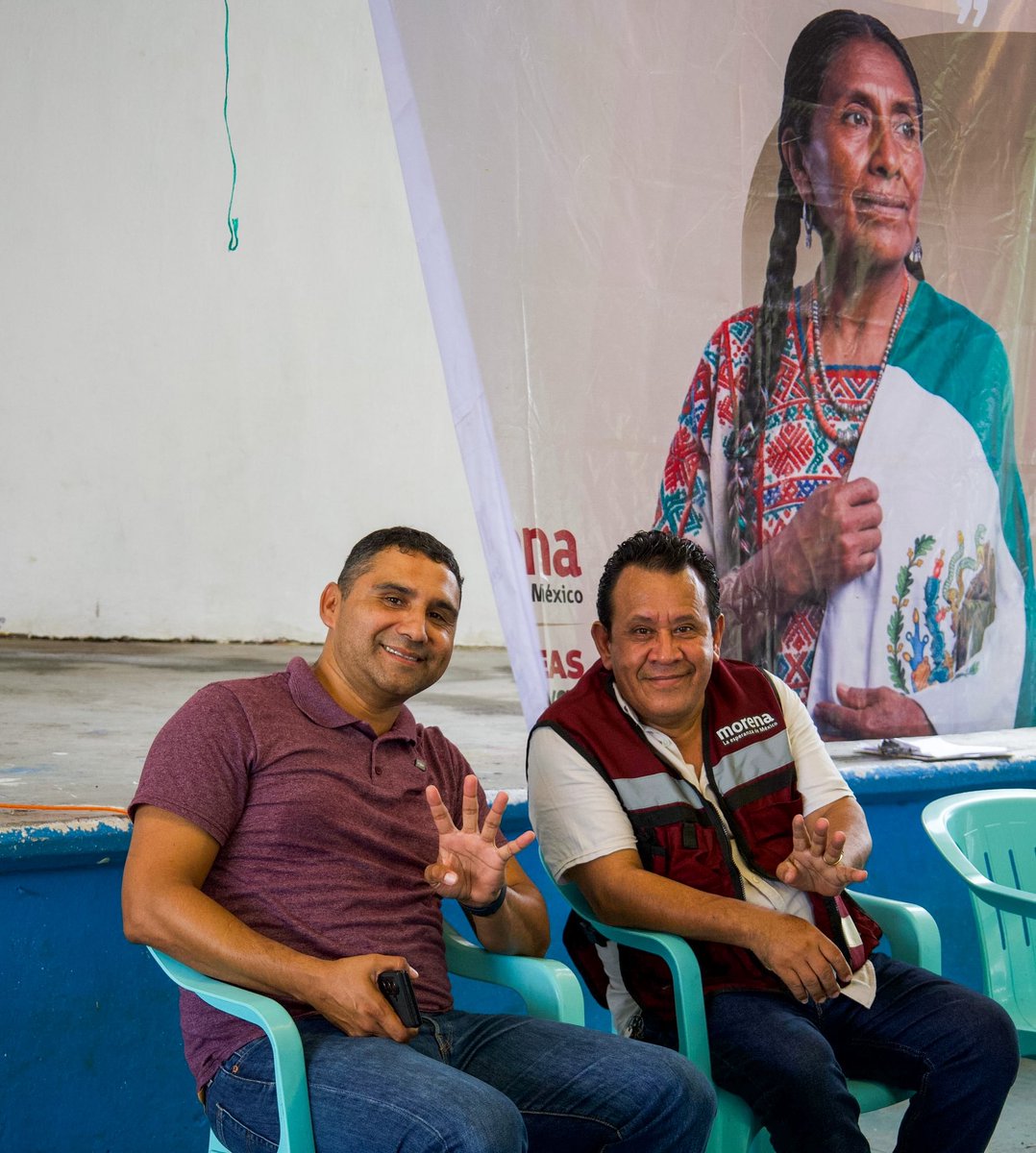 Gil_MG's tweet photo. En Santiago Ixtayutla, con mis paisanas y paisanos, llevamos a cabo la Jornada Municipal en Defensa de la Soberanía Nacional. 🇲🇽

Reafirmamos nuestro compromiso de informar y defender el proyecto de transformación que el pueblo ha construido de la mano de nuestro expresidente, el Lic. @lopezobrador_, y que hoy continúa encabezando nuestra Presidenta, la Dra. @Claudiashein.

Junto a nuestras hermanas y hermanos fortalecemos la organización y la militancia en defensa de la soberanía de nuestra nación. ¡La transformación nos une!

Agradecemos la participación del Presidente Municipal de Santiago Ixtayutla, Abel Ramírez Velasco, del coordinador distrital de Morena, Antonio Gaspar y de referentes de nuestro @PartidoMorenaMx.

@MorenaOaxaca1