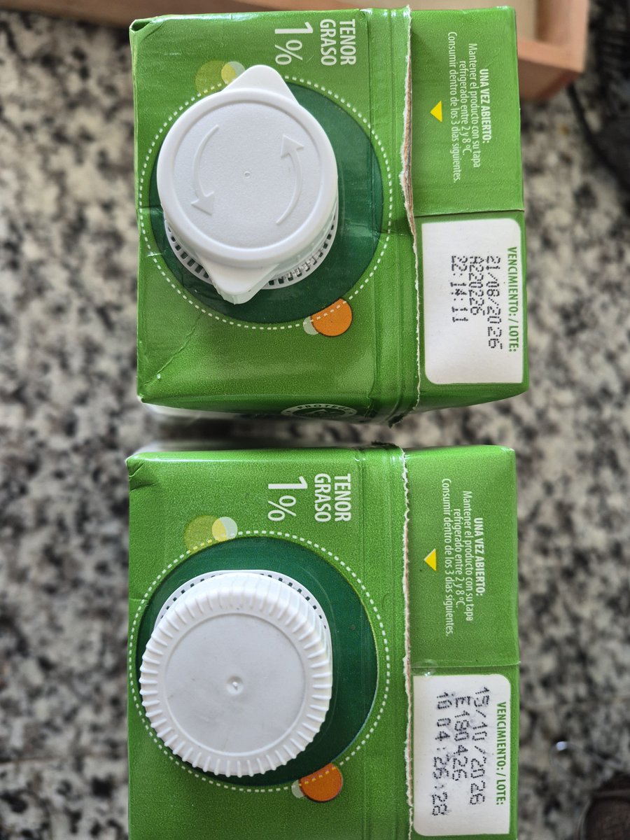 Argenpoirot's tweet photo. Compro leche Tregar y ahora me doy cuenta que viene con diferente tapa. 

Me estan encajando una trucha o ambas son buenas? @TregarOk https://t.co/zAkLwaqY73