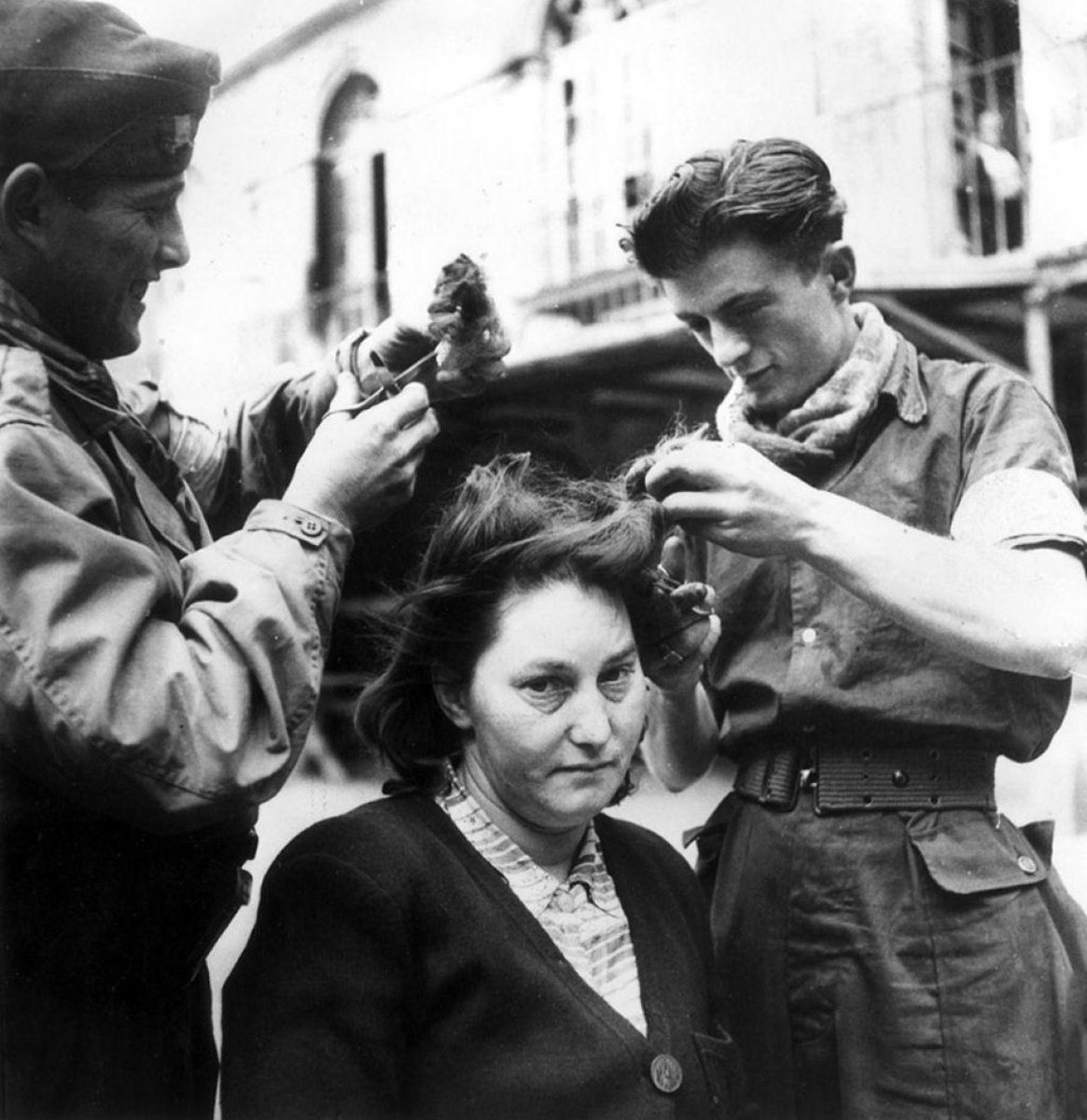 kahale_tayyar's tweet photo. بعد تحرير فرنسا عام 1944، تعرّضت آلاف النساء اللواتي اتُهمن بالتعاون مع الاحتلال النازي إلى عقوبة علنية تمثلت بحلق رؤوسهن وإذلالهن في الشوارع .

متخايلين ديما وايمان وسابين وحياة ومي وبقية نادي العهر السياسي الاعلامي، حليقات الرؤوس .
(طلعوهم AI تنشوف المنظر 😂) https://t.co/vlnhOf11BX